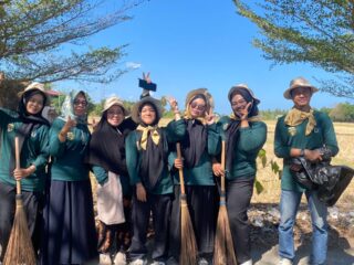 UKM Mapala UNMUH Barru Gelar Proyek Pembersihan Jalur Pariwisata Menuju Pantai Laguna. Langkah Nyata Wujudkan Kampus Berdampak