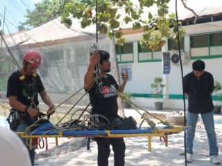 MAPALA UNMUH Barru Asah Kompetensi Rescue melalui Simulasi Evakuasi Korban di Medan Terjal